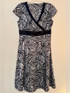Reitmans NWOT Black & White Zebra-like Print Midi Wrap Dress Satin sheen size 5